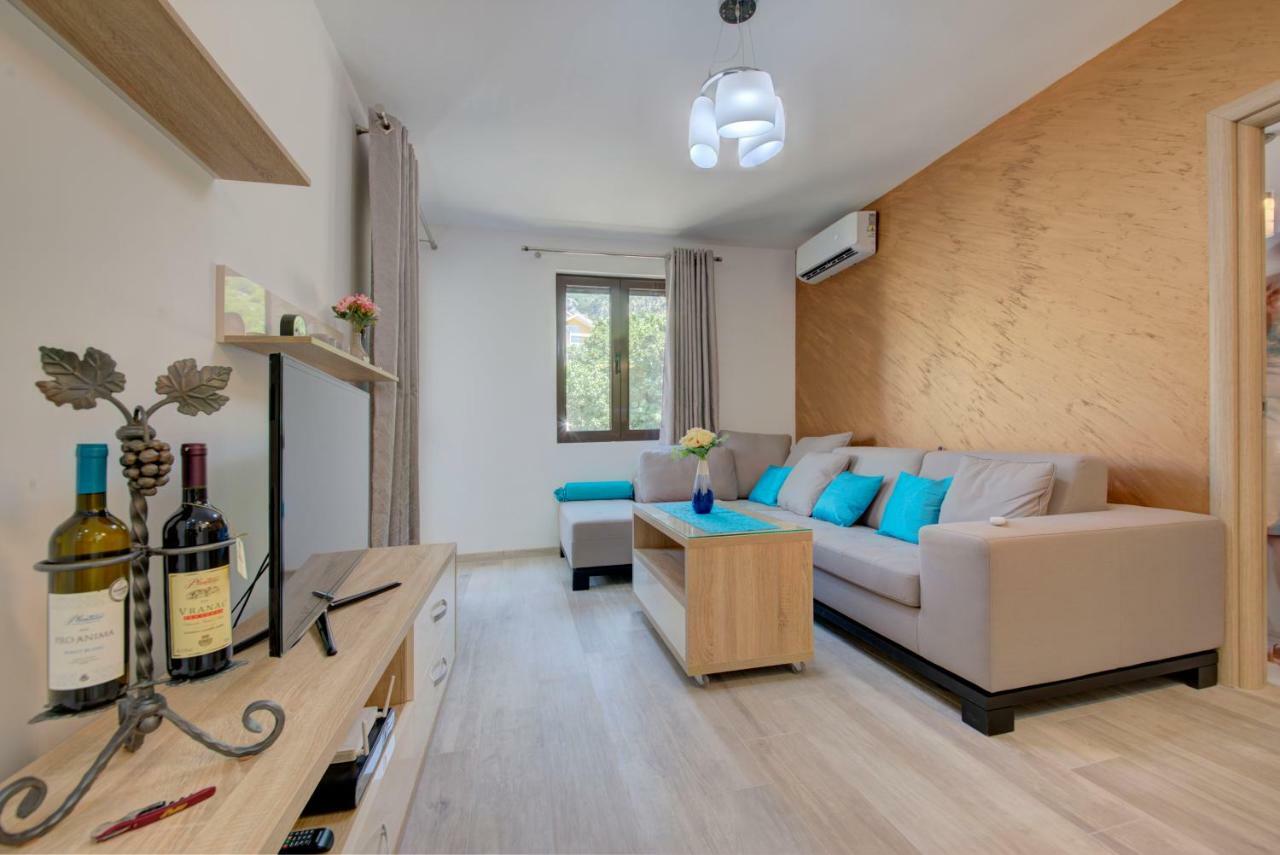 Apartment Medusa Risan Esterno foto